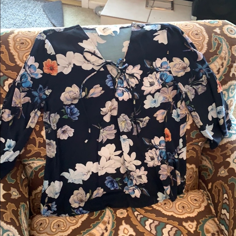 Alice blue flower shirt